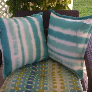 nwt  PATIO OASIS SET OF 2 INDOOR/OUT PILLOWS